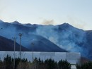 Il fumo dell’incendio nei boschi di San Germano Chisone