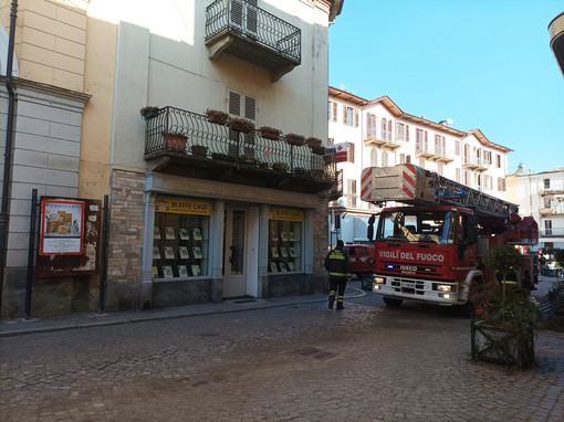 Va a fuoco una canna fumaria in centro Torre Pellice