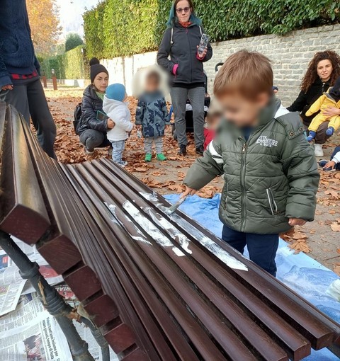 I bimbi del nido dipingono la panchina di bianco a Torre Pellice