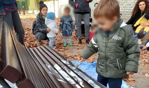 I bimbi del nido dipingono la panchina di bianco a Torre Pellice