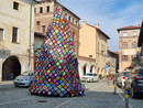 Il pino all’uncinetto in piazza Palazzo Civico