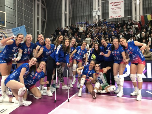 La squadra festeggia la vittoria (foto di Christian Bosio)