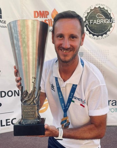 Maurizio Allasia con il trofeo vinto ad Annecy