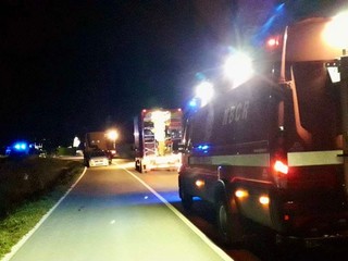 Vigili del fuoco in azione per rimuovere il bilico tra Vigone e Buriasco