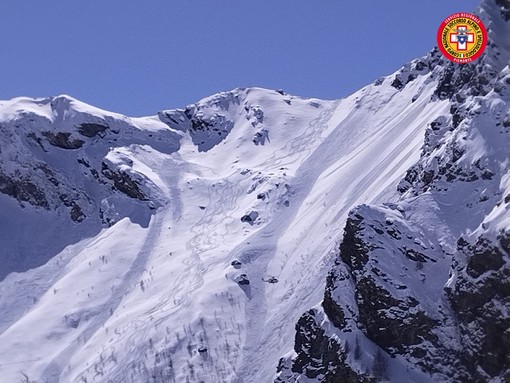 Valanga al Passo di San Giacomo, due persone travolte portate in salvo dal Soccorso Alpino