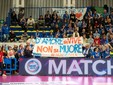 Lo striscione dei Pinerolo Boys contro la violenza sulle donne (foto di Christian Bosio)