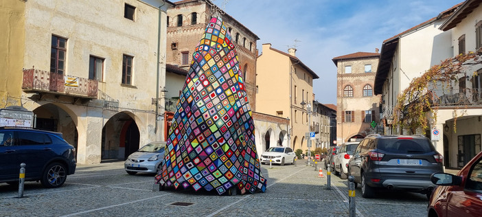 Il pino all’uncinetto in piazza Palazzo Civico