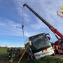 Paura a Villafalletto, bus con ragazzi delle superiori di Pinerolo in bilico sulla scarpata