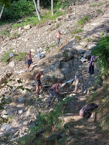 In Val Germanasca Giorgia e i cacciatori ricostruiscono il sentiero travolto dalla frana [VIDEO]