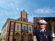 Il municipio di Vigone e il nuovo ufficiale Andrea Artino nel riquadro
