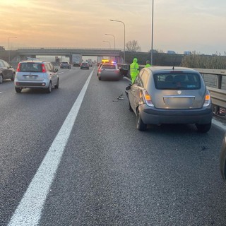 Incidente tra due mezzi in tangenziale sud: tre feriti non gravi, disagi per la circolazione