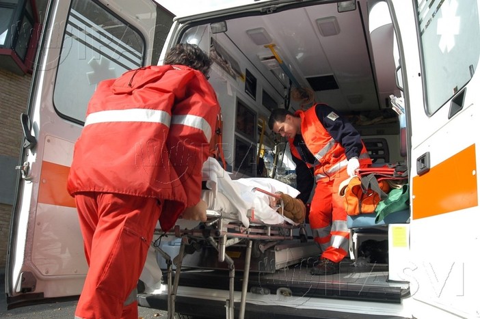 Auto esce di strada lungo la provinciale 138. Un morto e due feriti (foto di archivio)