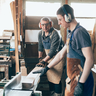 Apprenditsti artigiani al lavoro