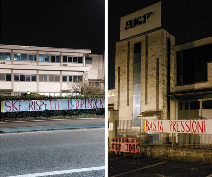 ingresso di fabbrica con striscioni appesi