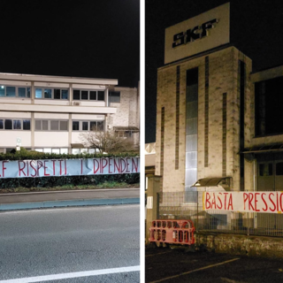 ingresso di fabbrica con striscioni appesi