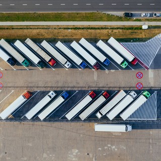 camion parcheggiati a lisca di pesce