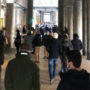 persone sotto i portici in via Roma