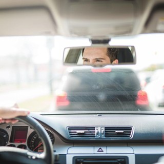 persone in auto con specchietto retrovisore