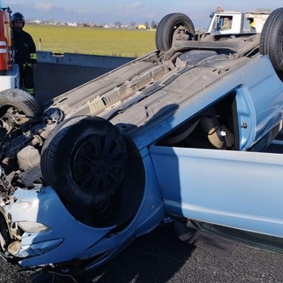 Tangenziale trappola: auto si ribalta all'altezza del sito, traffico paralizzato