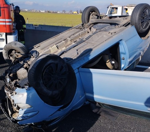 Tangenziale trappola: auto si ribalta all'altezza del sito, traffico paralizzato