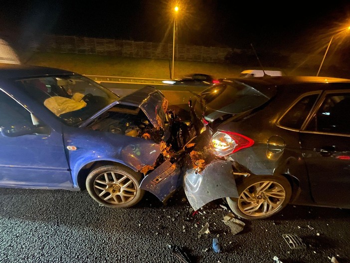 Incidente sulla sopraelevata di Moncalieri: il rimorchio di un trattore rovescia kg di verdura sulla carreggiata