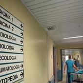 ospedale con scritte e indicazioni