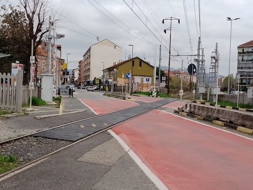 Nichelino, il passaggio a livello rimane ancora una volta aperto con un treno in transito