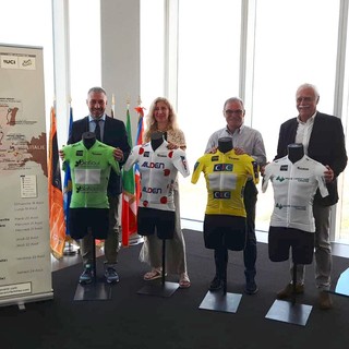 Tour de l'Avenir 2024, Torino a caccia del nuovo Pogacar sulle strade sterrate del colle delle Finestre. &quot;Aspettiamo il Tour dei grandi&quot;