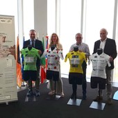 Tour de l'Avenir 2024, Torino a caccia del nuovo Pogacar sulle strade sterrate del colle delle Finestre. &quot;Aspettiamo il Tour dei grandi&quot;