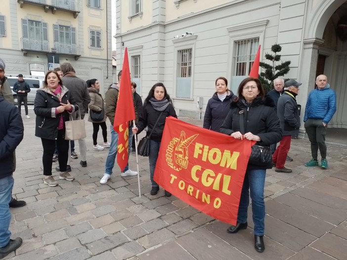 Storie della crisi Delgrosso: una donna separata con tre figli, marito e moglie entrambi dipendenti