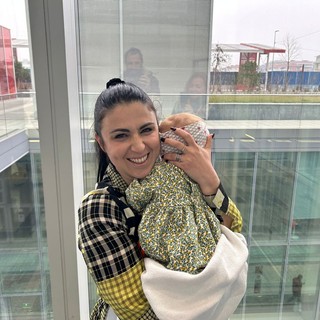 mamma con bimba in braccio