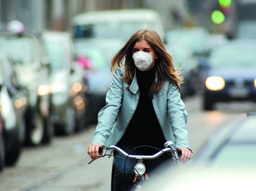 auto con lo smog e donna in bici con mascherina