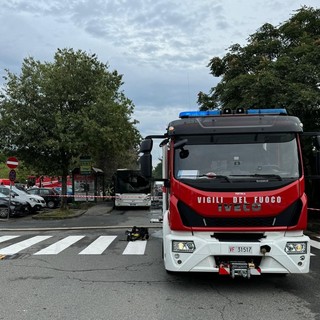 Autobus della linea 43 va a fuoco di fronte all'ospedale San Luigi