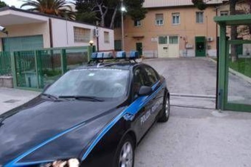 Pescara, protesta in carcere dopo suicidio: detenuti sul tetto e materassi in fiamme