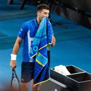 Djokovic si ritira in semifinale, Zverev in finale Australian Open