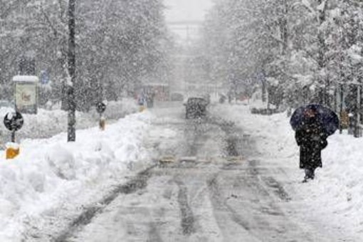 Meteo oggi con neve in collina e freddi venti di burrasca, più sole da domenica