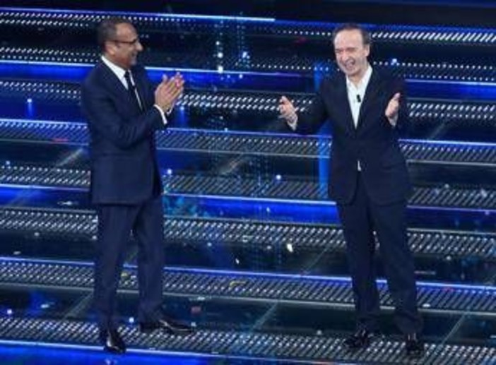 Sanremo 2025, Benigni mattatore e incanto cover: ecco il film della quarta serata