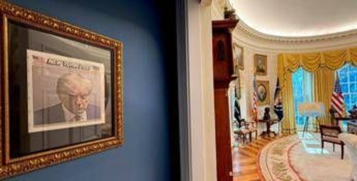 Trump incornicia la sua foto segnaletica e la espone alla Casa Bianca - Video