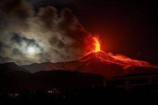 Etna, pericolo esplosioni con neve e lava: vietato scalare il vulcano